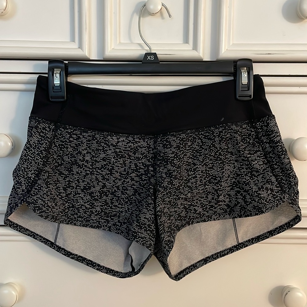 Lululemon Speed up Short Low-rise Dot Patterned 2.5”. Size 2